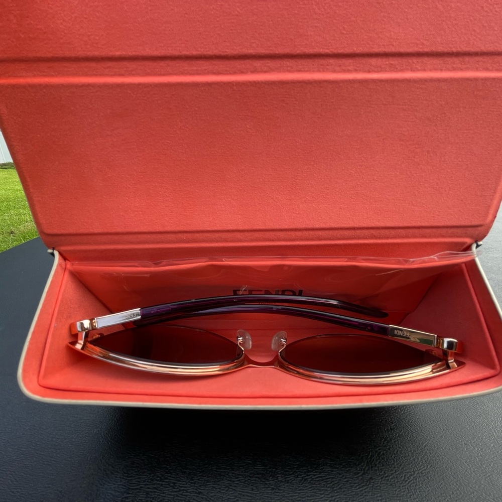 Fendi women’s sunglasses with case and fabric cleaner new - Picture 10 of 10